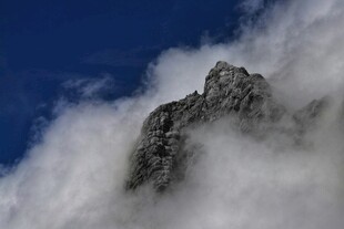 云雾缭绕的巍峨山峰