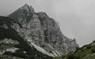 巍峨山峰云雾缭绕