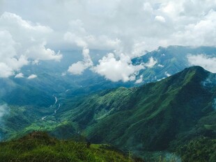山峦云海间的壮美风光