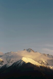 雪山晨曦美景