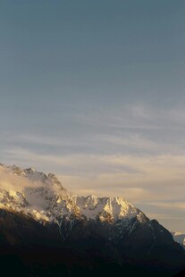 壮丽雪山日出美景