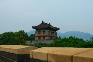 古城楼远眺青山