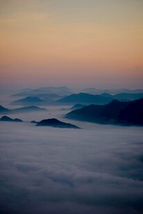 云海中的山峦日出美景