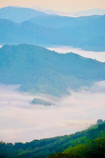 山间晨雾缭绕的壮美景色