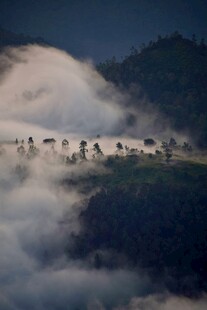 山间云海缭绕的壮美景色