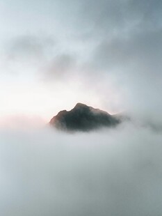 云海中的孤峰