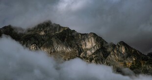 云雾缭绕的壮丽山峰