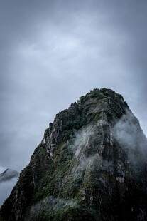云雾缭绕的巍峨山峰
