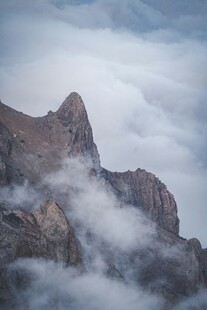 云雾缭绕的壮丽山峰