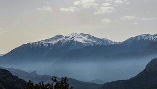 雪山云海壮丽山景
