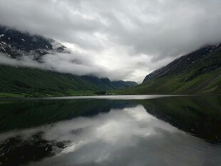 云雾缭绕的静谧山水湖景