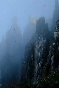 云雾缭绕的壮丽山峰