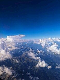 高空俯瞰壮丽云海山脉