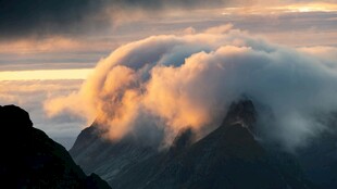 壮丽云海环绕巍峨山峰