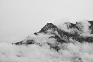 云雾缭绕的巍峨山峰