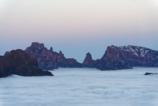 云海中的壮丽山峦景观