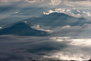 云海中的山峦壮丽景观