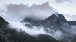 云雾缭绕的壮丽山峰