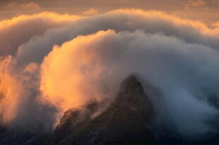 日出云海中的巍峨山峰