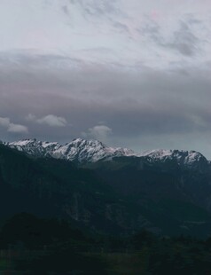 云雾缭绕下的雪山美景