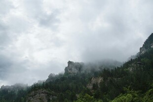 云雾缭绕的山峦美景