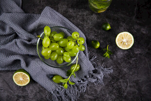 灰布上的青葡萄与柠檬片