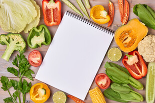 蔬菜环绕的空白笔记本