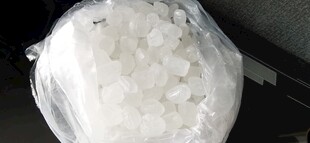 袋装白色晶体颗粒