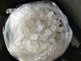 一袋晶莹剔透的冰糖
