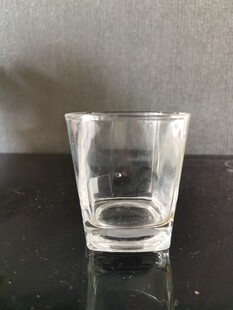 透明玻璃杯置于黑色台面