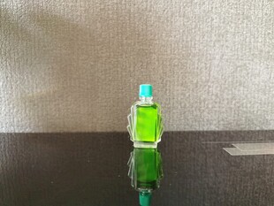绿色小瓶香水置于桌面