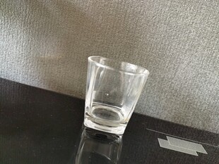 透明玻璃杯置于黑色桌面