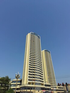 高耸入云的现代摩天大楼