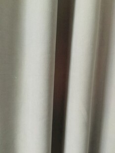 窗边深色长条物体特写