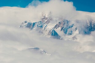 云端雪山美景