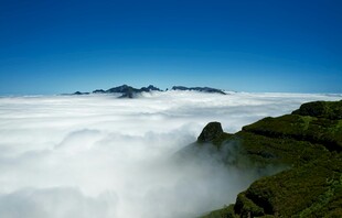 云海中的山峦美景