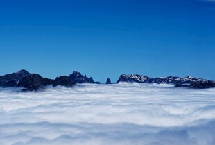 云海之上的壮丽山景