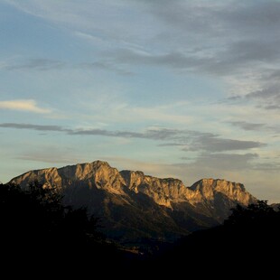 夕阳下的壮丽山峦