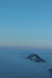 云海中的孤峰
