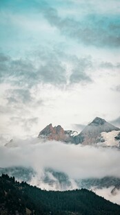云雾缭绕的壮丽山峦