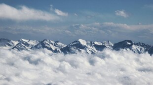 云海之上的壮丽雪山