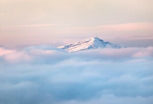 云海之上的巍峨雪山