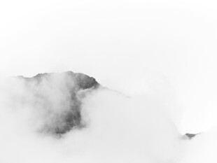 水墨云雾中的山峦意境