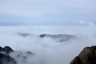 云海中的壮丽山峦景观