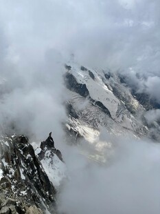 云雾缭绕的巍峨雪山