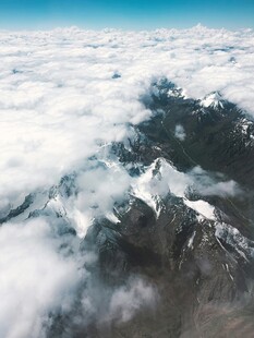 云端之上的壮丽雪山景观