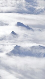 云海中的巍峨山峰