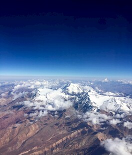 俯瞰壮丽雪山景观