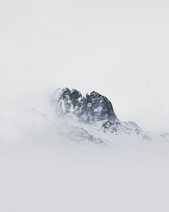 云雾缭绕中的巍峨山峰