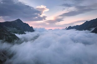山间云海日出壮丽景观